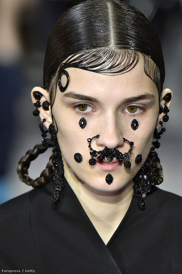 Nem gondoltuk volna, hogy divatba jön a Givenchy féle arcékszer.