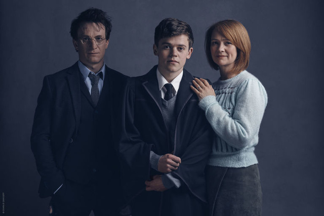 Harry Potter (Jamie Parker), Albus Severus Potter (Sam Clemmett) és Ginny Potter (Poppy Miller)