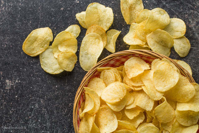 Egy kiló chipszhez 3,5 kiló krumplira van szükség, mivel a sütés során szinte az összes nedvesség távozik a burgonyaszeletekből.
