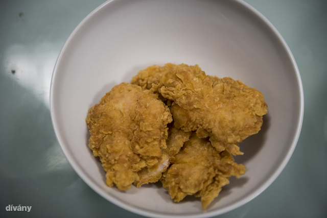 Az eredeti, KFC-ben vásárolt csirkefalat, amit a kollégák azonnal befaltak.