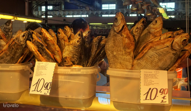 A rigai központi piacon elképesztő mennyiségben és variációban mindenütt csak hal és hal