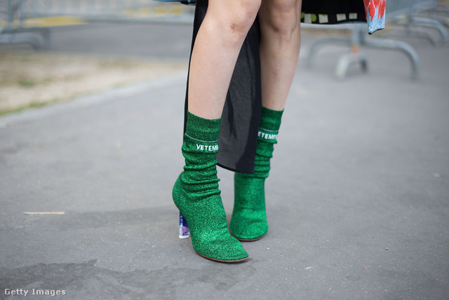 A párizsi divathéten is feltűnt egy-két zokni-csizma a szezonban.