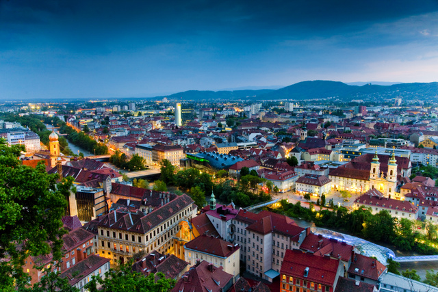 Grazi panoráma az óratornyáról híres Schlossbergről