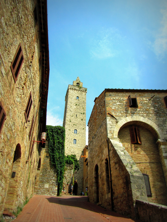 San Gimignano: az ember azt várja, mikor sétál elő az egyik kapualjból Dante személyesen