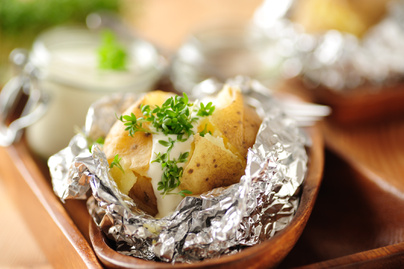 Héjában sült újkrumpli, ahogy az angolok készítik: használj bátran töltelékeket