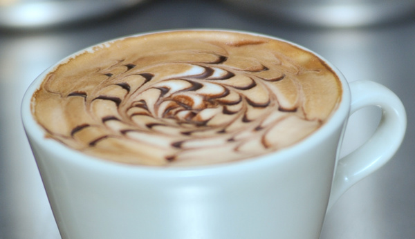 A latte art igazi művészet: Deák Anita barista tréner ezt a szépséget készítette nekünk - makadámdió-sziruppal egyszerűen isteni.