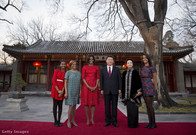 Obamáné is beszerzett egy piros ruhát a kínai turnéra.