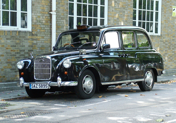 London első taxivállalatát 1896 végén alapították. A következő évben 12 Bersey gyártmányú elektromos gépkocsija gurult az utcákon 14,5 km/órás sebességgel.
