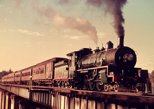 ' 60-as évek végi gőzös locomotive Brisbane-ből. Bár több feltaláló munkája is köthető a gőzmozdonyhoz, az ipar George Stephenson (1814) által épített mozdonyok mellett döntött