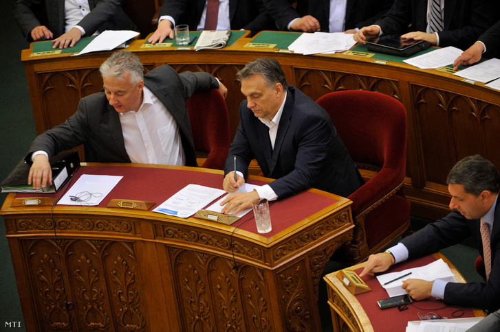 Semjén Zsolt nemzetpolitikáért felelős miniszterelnök-helyettes Orbán Viktor miniszterelnök és Lázár János Miniszterelnökséget vezető miniszter szavaz az Országgyűlés plenáris ülésén 2016. június 7-én alaptörvény hatodik módosítása megszavazásának napján.