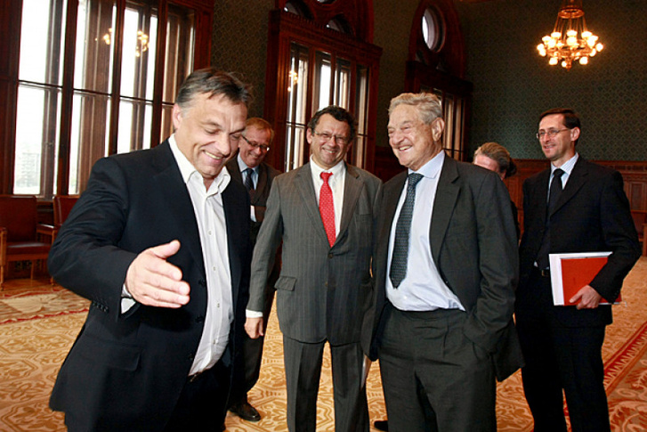 Orbán Viktor fogadja Soros Györgyöt a Parlamentben 2010-ben