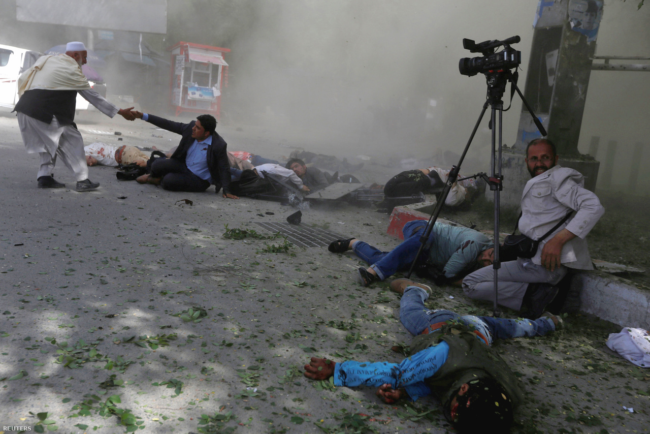 A Reuters fotósa készítette ezt a fotót másodpercekkel a második robbantás után. A leírása szerint a reggeli csúcsforgalomban történt az első robbanás, a másik pedig akkor, amikor újságírókkal együtt a helyszínre siettek. „A terep normálisnak tűnt - már ha normálisnak lehet nevezni egy robbantás helyszínét. Katonák biztosították a terepet, én pedig egy újságíróra vártam, kicsit távolabb a többiektől. A hátunk mögött robbantotta fel magát a második merénylő. Én egy betontömb előtt álltam, ami felfogta a detonációt, de körülöttem mindenki a földre repült. Mire feleszméltem, sok kollégám és barátom feküdt előttem sebesülten vagy halottan” – írta.