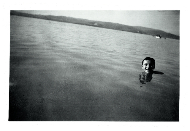 Tüskés Tibor a Balatonban úszik.