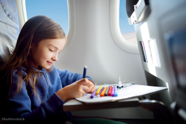 Színező kislány a repülőn