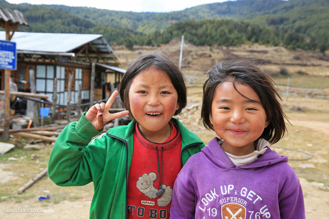 Vidám gyerekek egy bhutáni faluban