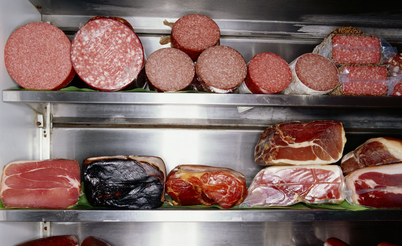 Мясные продукты в холодильнике