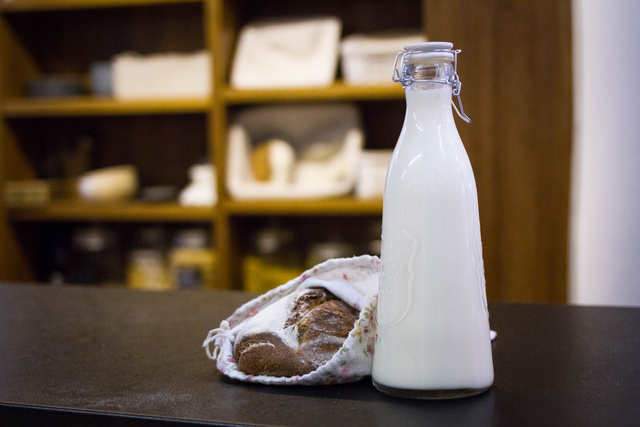Kenyér és tej csomagolásmentesen: környezetbarát és – valljuk be – esztétikus