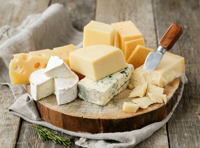 Ha többféle sajtot vágsz fel, mindegyikhez használj külön kést