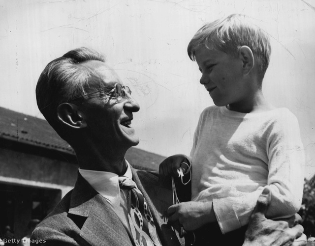 1949: Az ötéves fiúcska Gunnar, még a Lebensborn-program keretén belül született. A férfi, aki fogja, Lawrence Martin, a Denver Post szerkesztője, aki látogatóban volt a több mint ezer hontalanná vált „tökéletes” német gyermeket nevelő intézetben