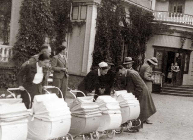 Látogatók az első Lebensborn-otthonban Norvégiában, 1941-ben