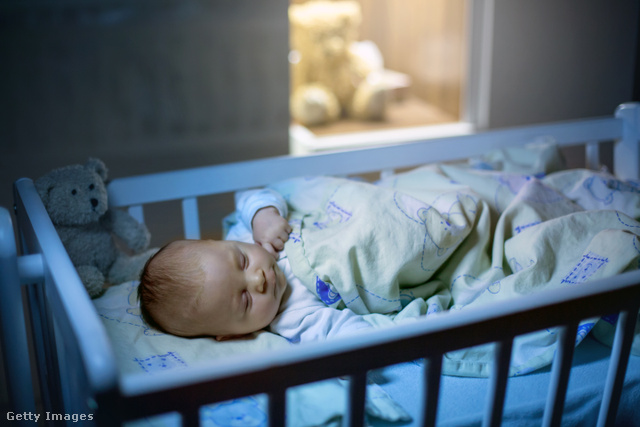 Vannak babák, akik már félévesen átalusszák az éjszakát, de nagyon sokan vannak azok is, akik nem