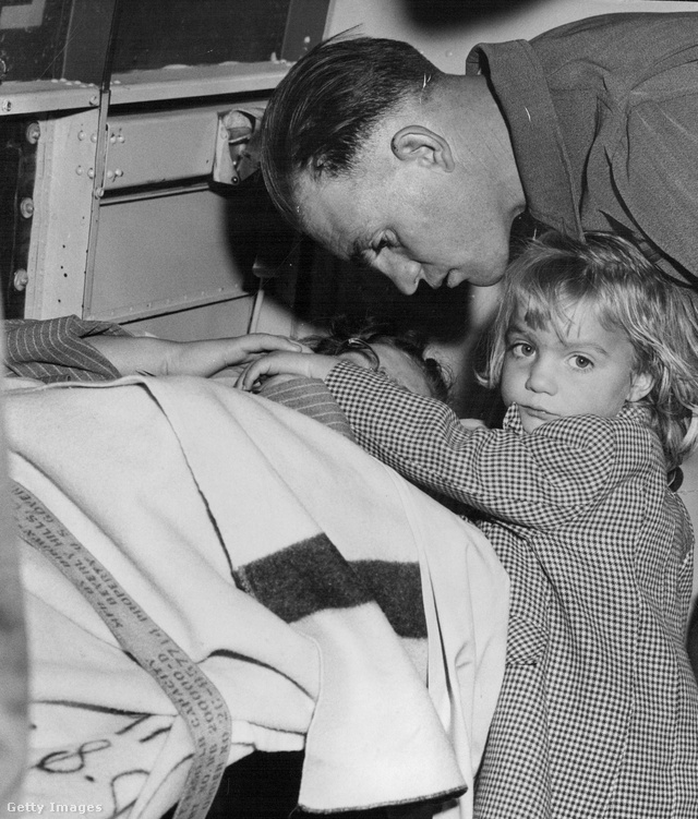 1956 októberében két család került kórházba nem megfelelően kezelt étel miatt kialakuló botulizmussal. A képen Harry Thayne ápolja feleségét, Carrie-t hároméves kislányuk, Diane jelenlétében, akinek nővére meghalt a fertőzés miatt