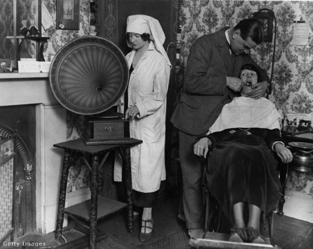 1922: Az asszisztens hangos zenét indít el, hogy elvonja a beteg figyelmét a fájdalomról