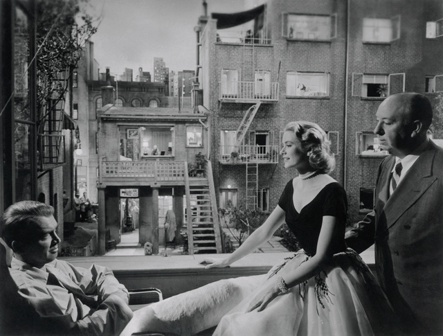 James Stewart, Grace Kelly és Hitchcock a Hátsó ablak című krimi forgatásán
