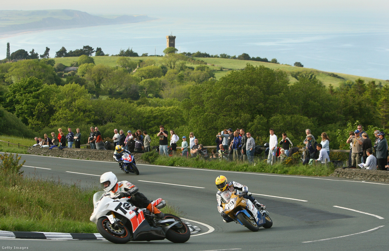 Az Isle of Man TT egyik edzése három motorossal 2007-ben