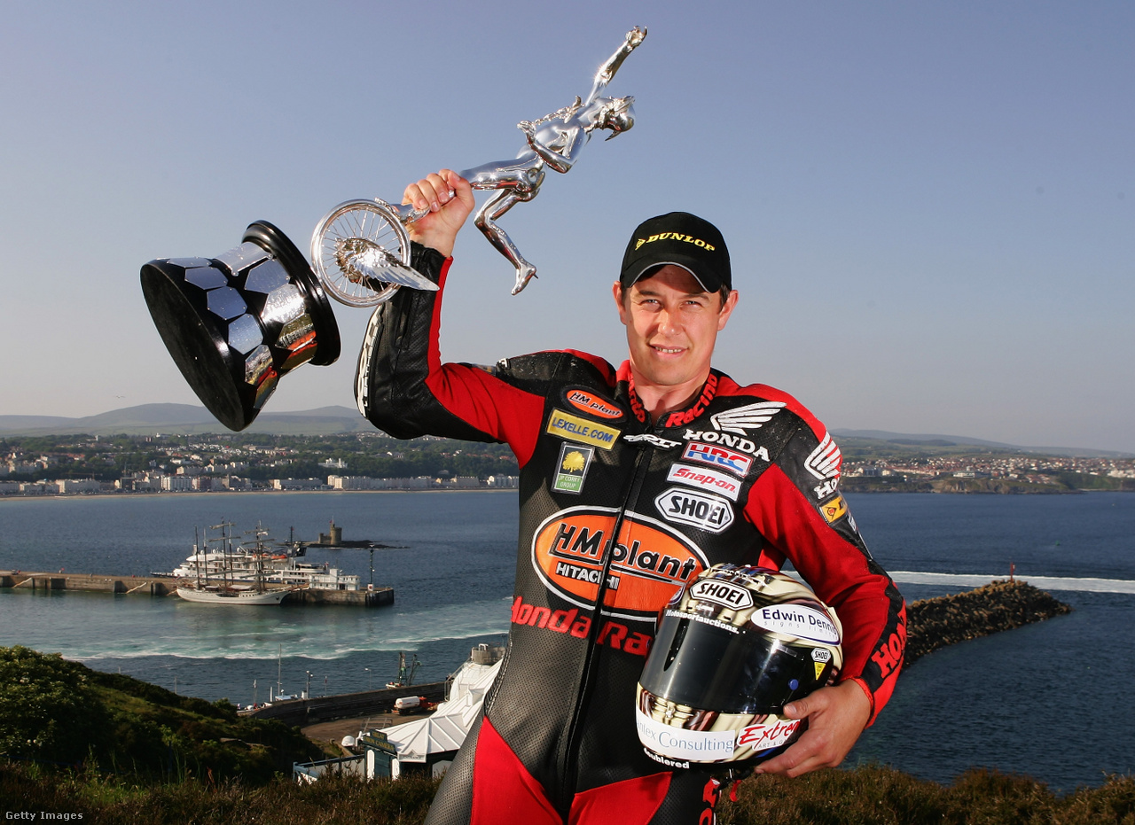 A 24-szeres győztes, az Isle of Man TT történetének második legeredményesebb versenyzője, John McGuinness pózol 2007-ben szerzett trófeájával
