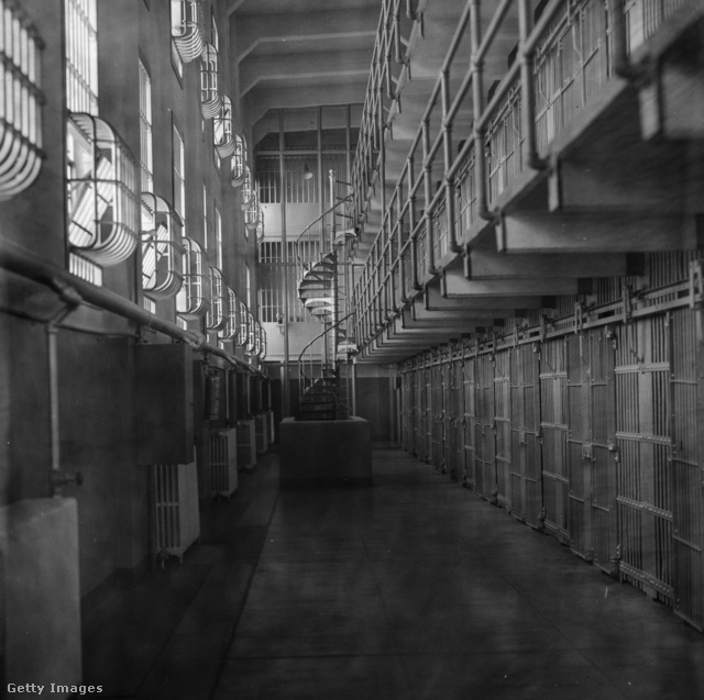 A börtön folyosói, 1955