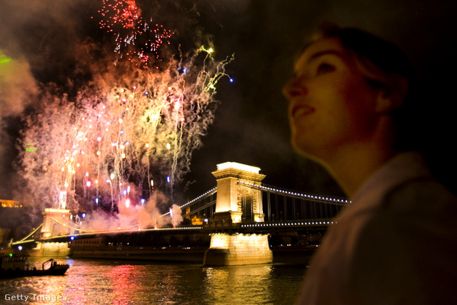 Fiatal lány nézi a 2006-os budapesti tűzijátékot, amire lecsapott később a vihar