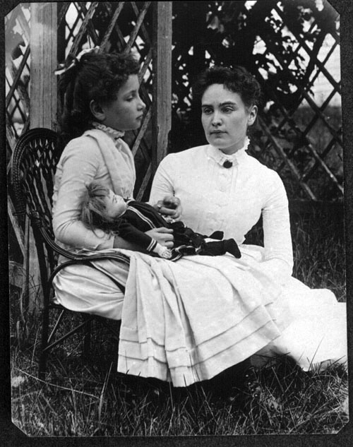 Helen Keller 8 évesen Anne Sullivan és a baba társaságában