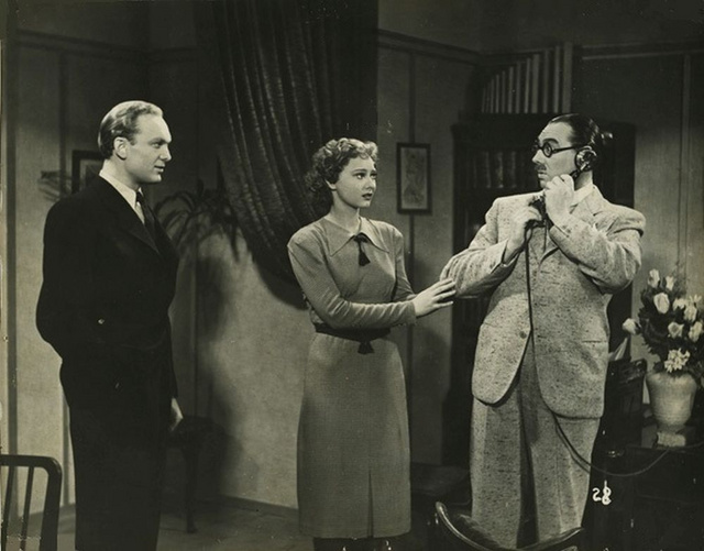Jelenet az 1937-ben bemutatott Méltóságos kisasszony című magyar filmből, Básti Lajos a bal szélen áll