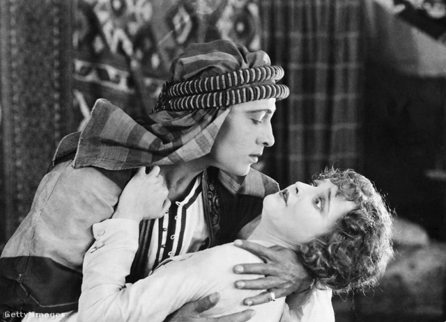 Rudolph Valentino és Agnes Ayres az 1921-es A sejk című film egyik jelenetében