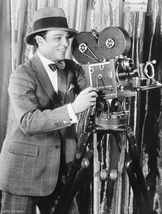 Rudolf Valentino a kamera mögött mosolyog 1921-ben