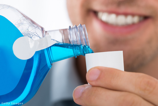 A szájvizes öblítés előzze meg a fogmosást