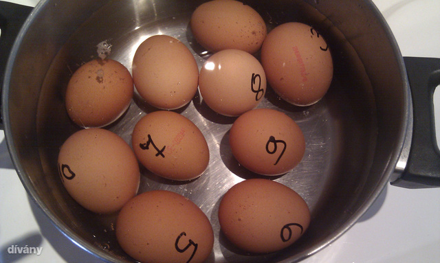Készülnek a kemény tojások.