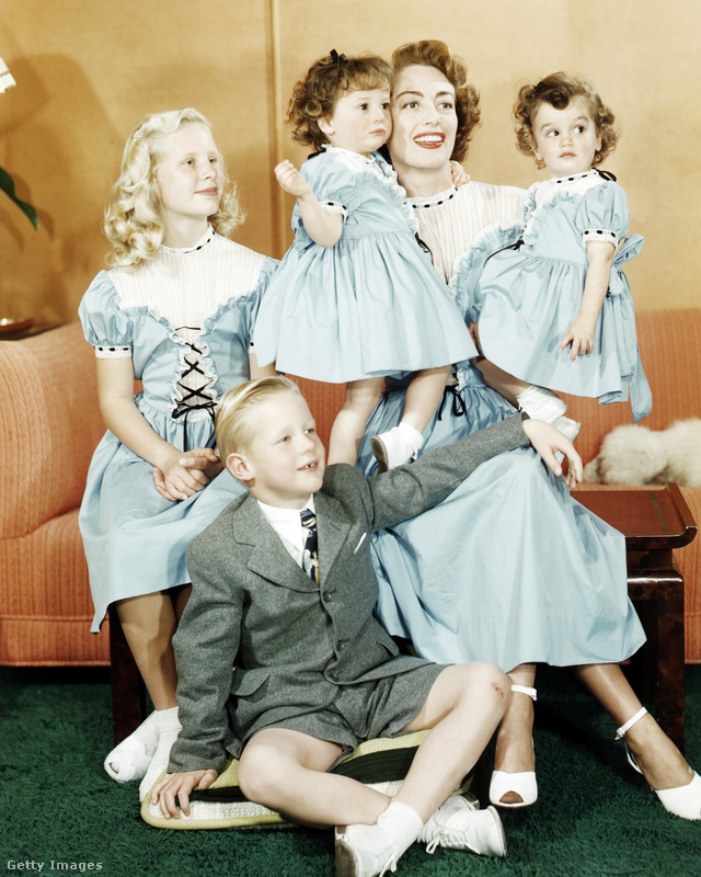 Joan Crawford két vér szerinti gyermekével, és a Tann segítségével örökbe fogadott ikrekkel, Cindyvel és Cathyvel 1949-ben