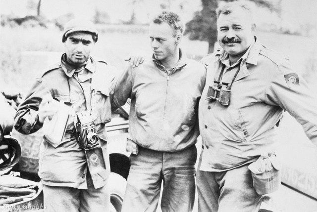 Robert Capa a kép bal szélén, középen egy ismeretlen katona, jobb szélen Ernest Hemingway