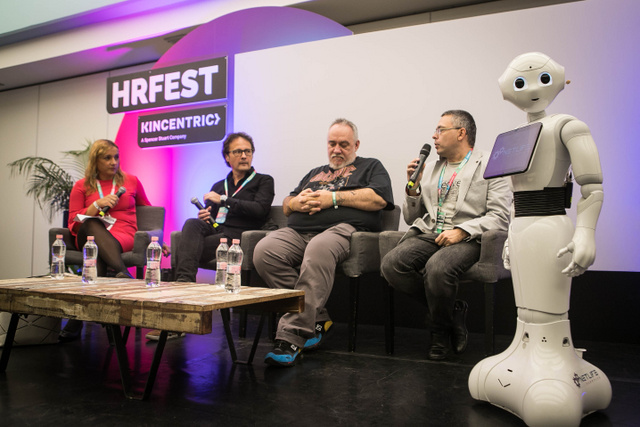 Az idei HR Festen már egy robot konferálta fel a résztvevőket. Balról Varró Szilvia (Aeffect), Pungor András (168 Óra), Varga Attila „SIXX” (Index) és Dragomán György