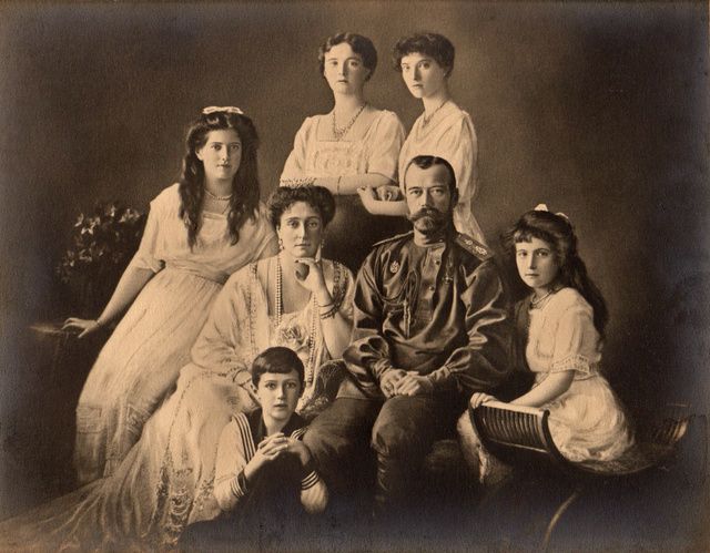 A Romanov család 1912-ben: II. Miklós cár, a felesége és az öt gyerek