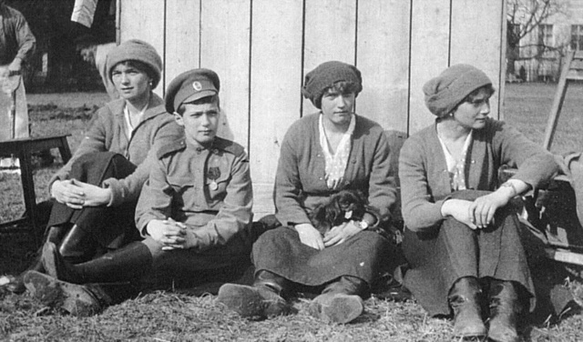 Olga, Alekszej, Anasztaszija és Tatyjana már fogságban 1917-ben