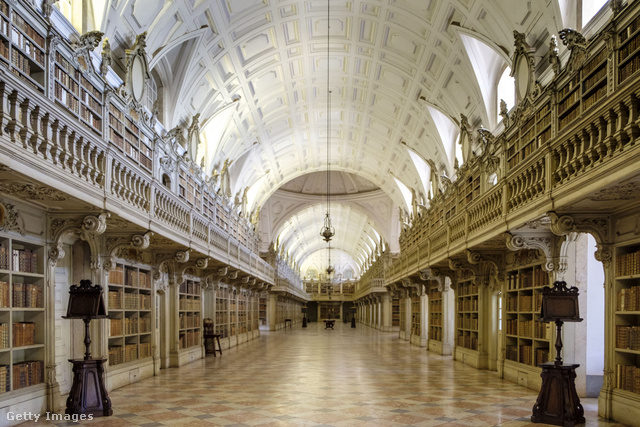 A gyönyörű Mafra-palotabeli könyvtár