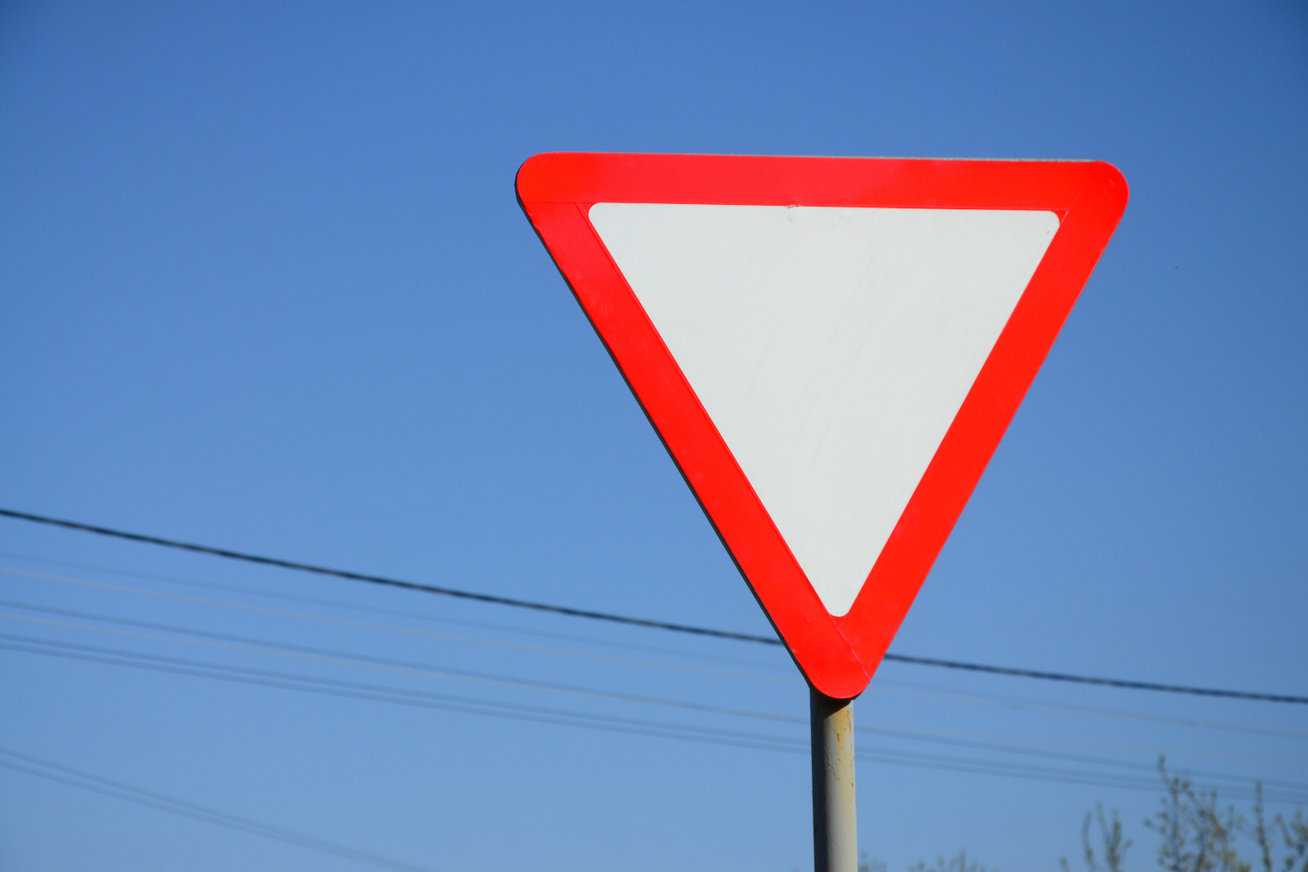 Дорожный знак белый треугольник