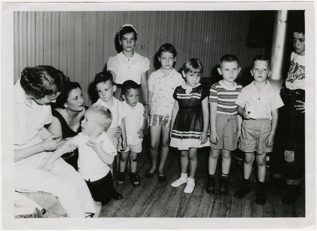 Oltásra váró gyerekek 1956-ban Amerikában
