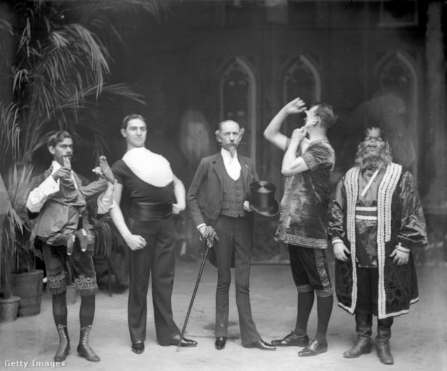 Barnum társulatának néhány tagja: a kép bal szélén Laloo, mellette Herman, majd J K Coffey, a csontvázember, James Morris és végül Jo-Jo