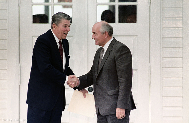 Ronald Reagan és Mihail Gorbacsov kézfogása történelmi jelentőségű volt
