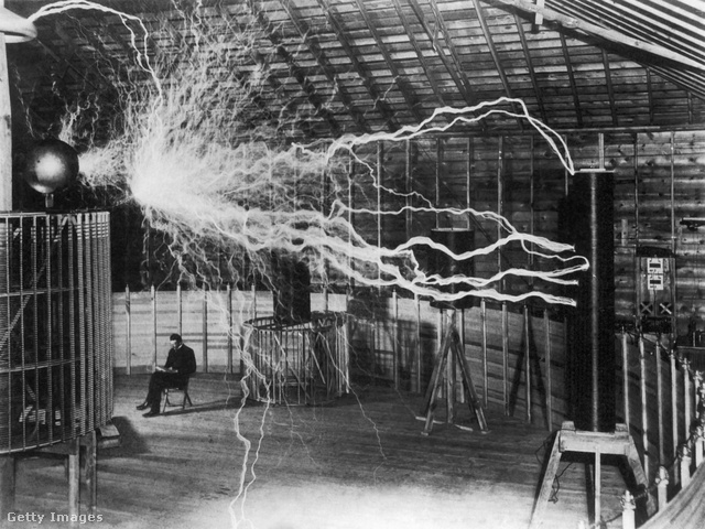 Nikola Tesla a laboratóriumában. Az elektromos kisülések kicsit sem zavarták. (1899)