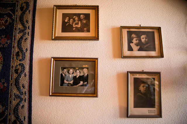 Családi képek. Bal oldalt alul Pali bácsi bevonulása előtt készült családi portré.
